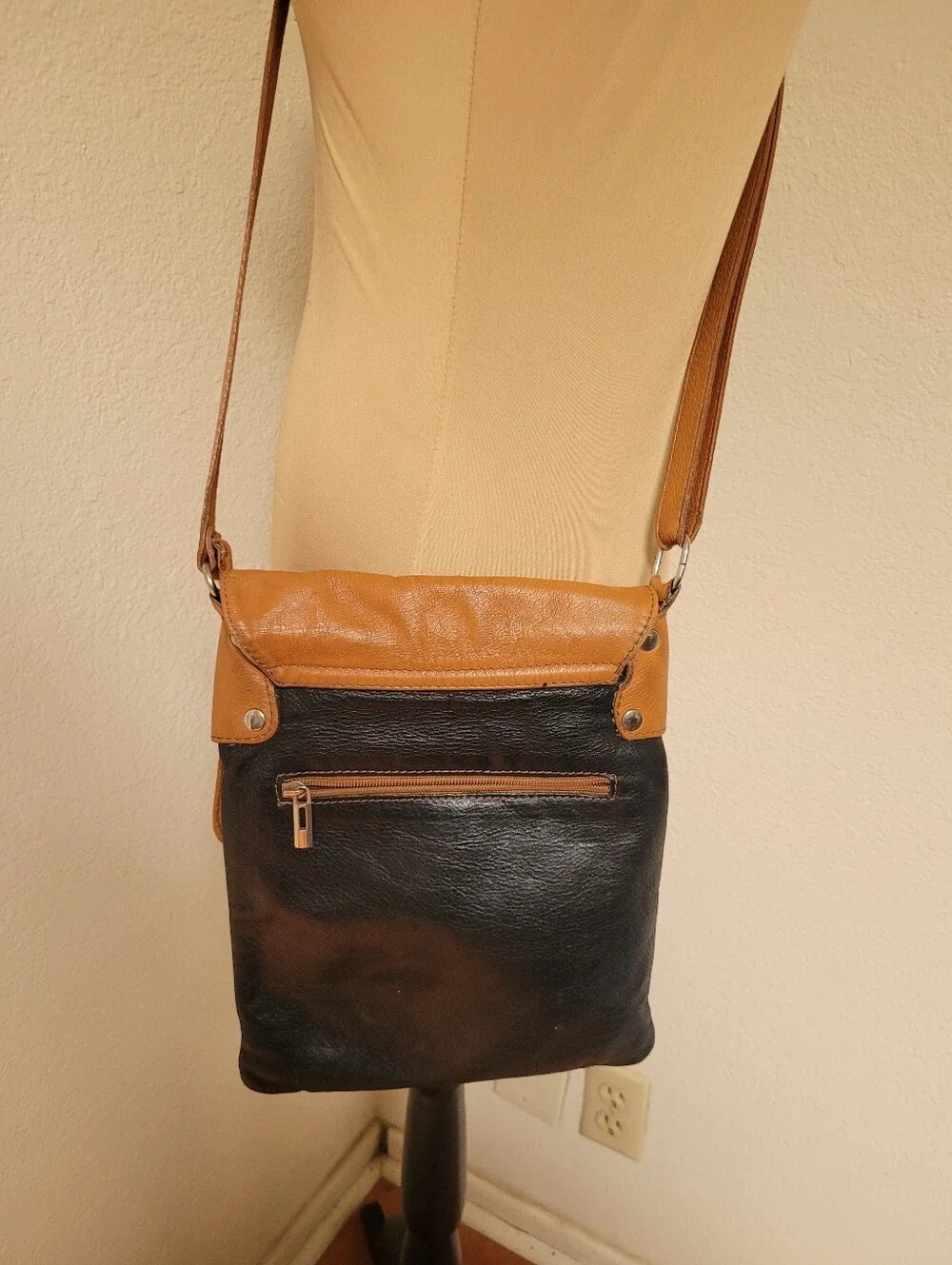 Vera Pelle Tan and Black Leather Crossbody Shoulder Bag - Picture 7 of 7